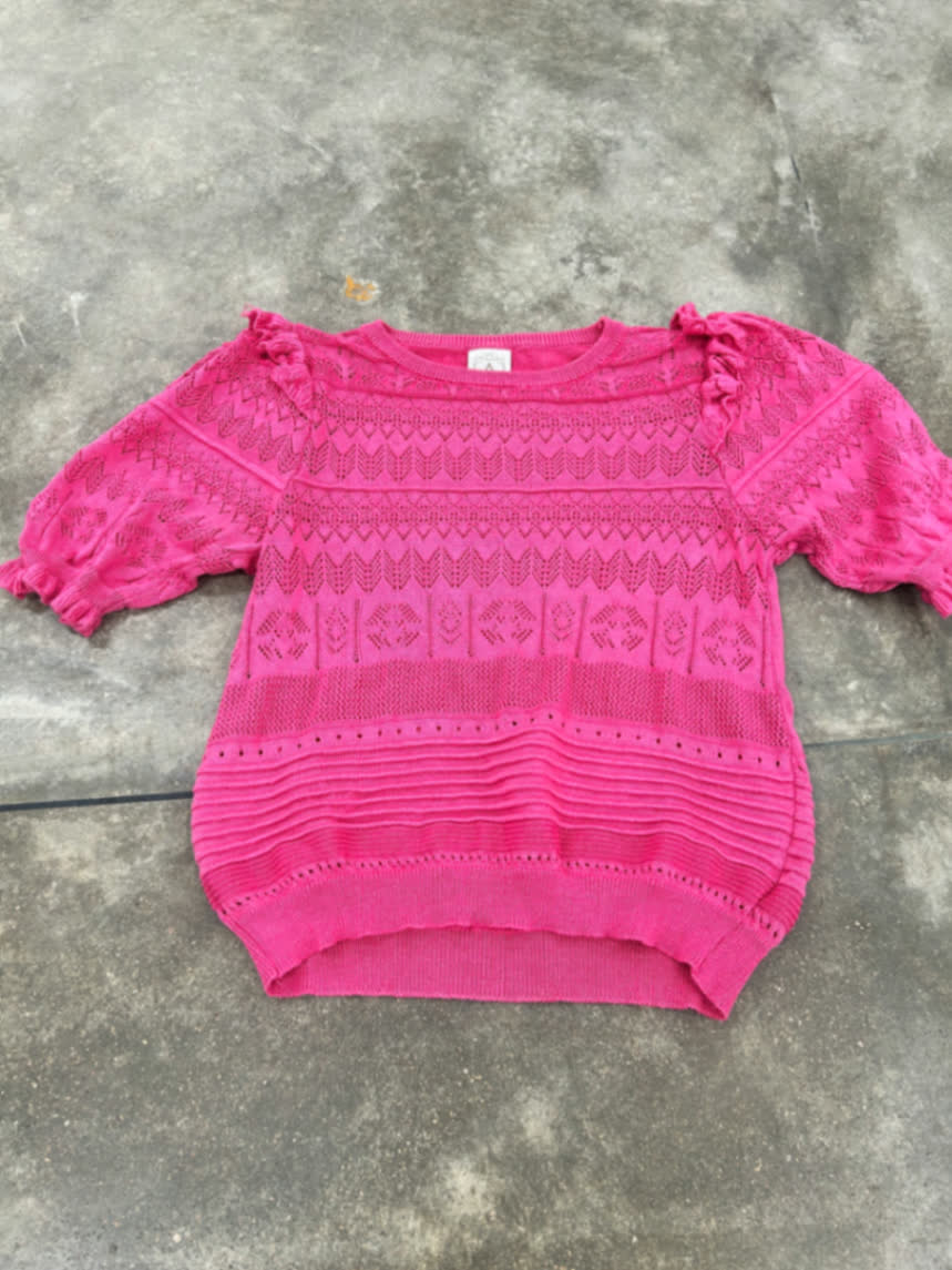 Blusa rosa em tricot fotografada para a Loja Solidária da ETI Irmã Ceciliana Gross