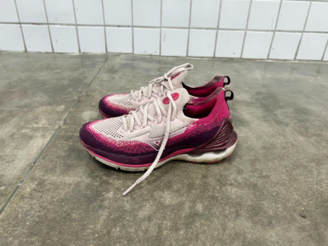 Par de tênis esportivo rosa fotografado para a Loja Solidária da ETI Irmã Ceciliana Gross