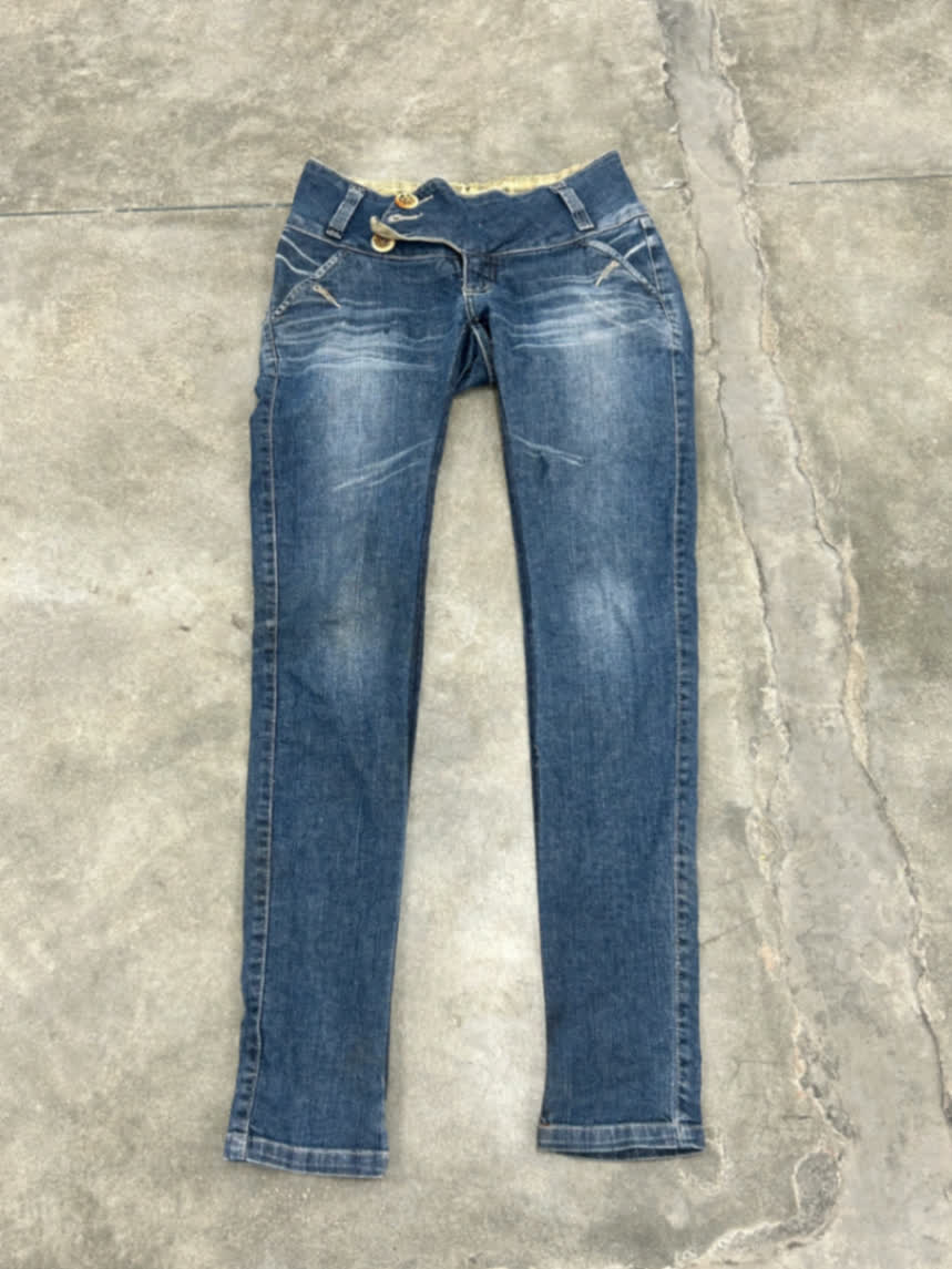 Calça jeans feminina azul fotografada para a Loja Solidária da ETI Irmã Ceciliana Gross