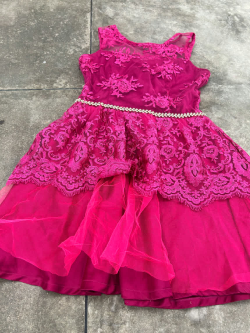Vestido pink rendado fotografado para a Loja Solidária da ETI Irmã Ceciliana Gross